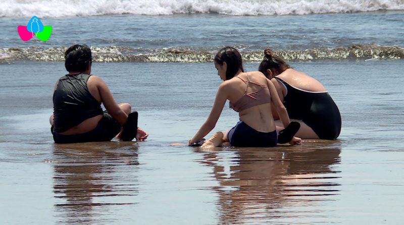 Familias nicaragüenses disfrutando de las playas de Pochomil y Masachapa en Semana Santa.