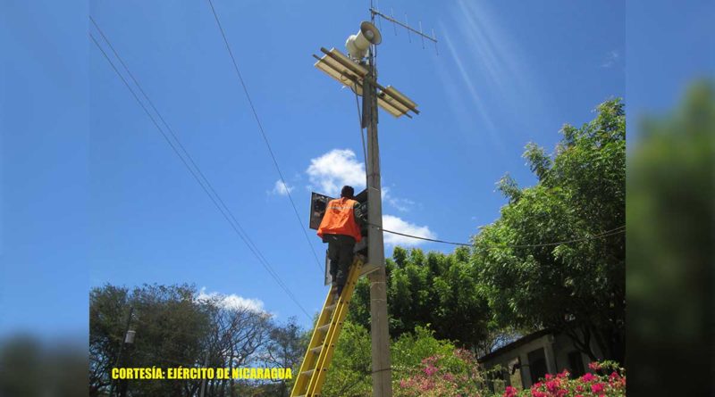 Efectivo militar durante mantenimiento al sistema de alerta temprana