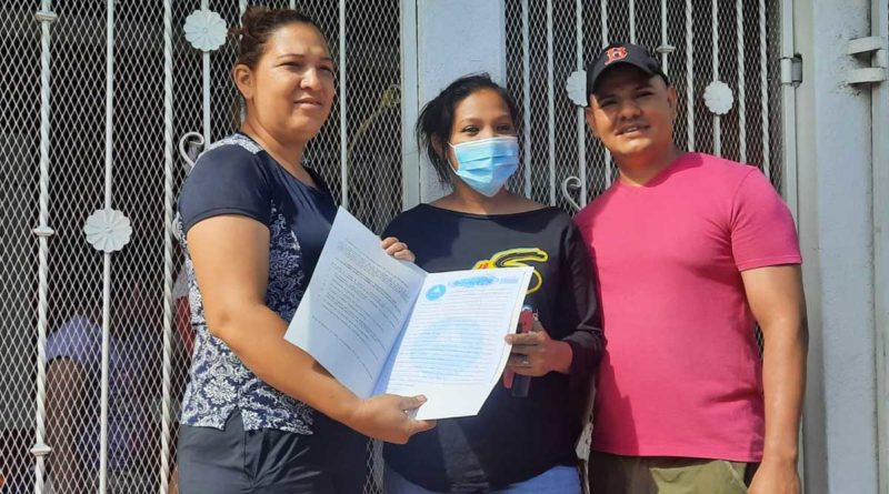 Familias recibiendo su título de propiedad