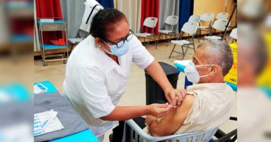 Enfermera aplicando segunda dosis de vacuna contra el covid-19
