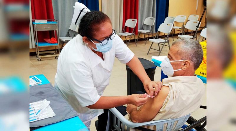 Enfermera aplicando segunda dosis de vacuna contra el covid-19