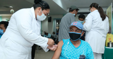 Paciente es vacunado contra el Covid-19 en el hospital Monte España