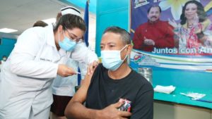 Paciente recibiendo la vacuna contra el Covid-19 en el hospital Garcia Laviana de Rivas