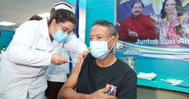 Paciente recibiendo la vacuna contra el Covid-19 en el hospital Garcia Laviana de Rivas