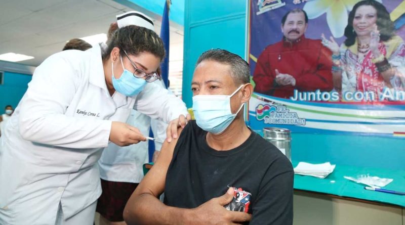 Paciente recibiendo la vacuna contra el Covid-19 en el hospital Garcia Laviana de Rivas