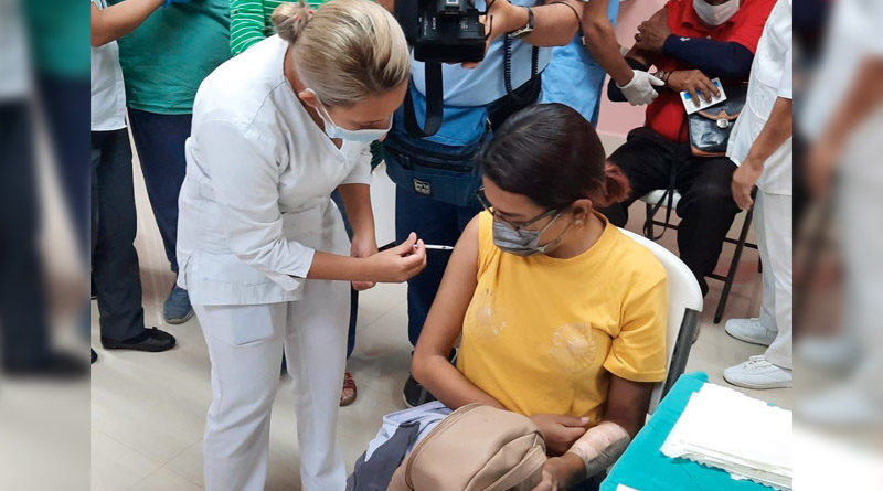 Paciente recibiendo la segunda dosis de la vacuna contra el Covid-19