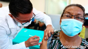 Persona siendo vacunada durante el inicio de la Jornada de Vacunación en Nicaragua