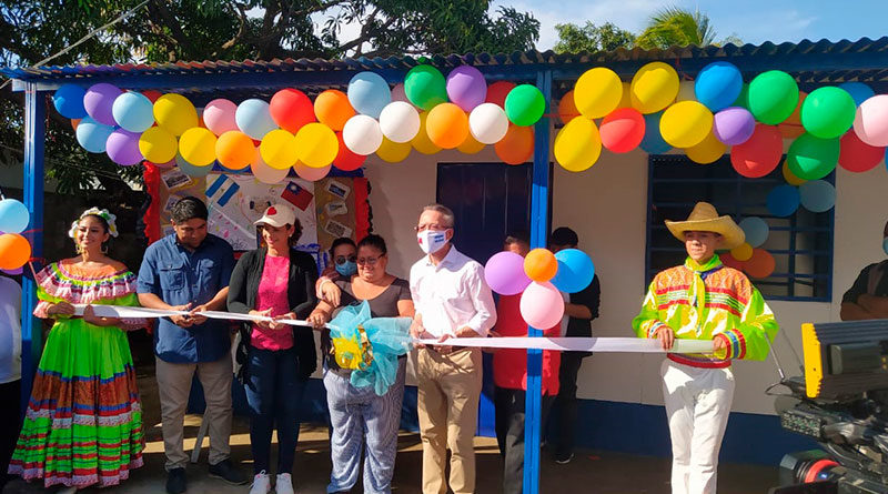 Representantes de la Alcaldía de Managua y la Embajada de Taiwán, junto la señora Amanda Dalila Morales, esposa del Protagonista José Hernández García, en la entrega de la Vivienda Digna en el Barrio Villa José Benito Escobar.