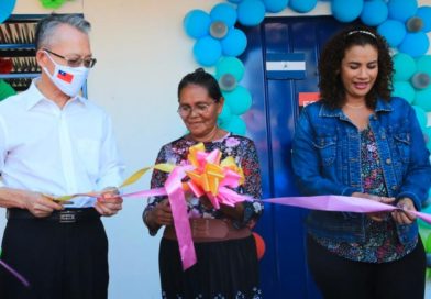Foto: Multinoticias / La señora Sebastiana Christina Castro inaugurando junto a la alcaldesa de Managua, compañera Reyna Rueda y el Embajador de Taiwán en Nicaragua, su Vivienda Digna.