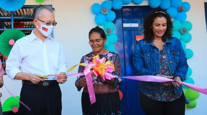Foto: Multinoticias / La señora Sebastiana Christina Castro inaugurando junto a la alcaldesa de Managua, compañera Reyna Rueda y el Embajador de Taiwán en Nicaragua, su Vivienda Digna.
