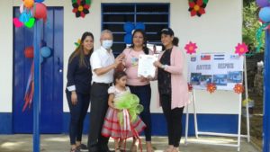 Autoridades de la Alcaldía de Managua y la Embajada de Taiwán en Nicaragua junto a Francis Yarisa Zapata y su Familia, habitantes del Barrio Benedicto Valverde, del Distrito IV.