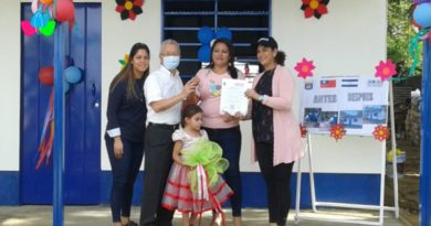 Autoridades de la Alcaldía de Managua y la Embajada de Taiwán en Nicaragua junto a Francis Yarisa Zapata y su Familia, habitantes del Barrio Benedicto Valverde, del Distrito IV.