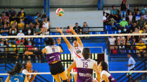 Jugadoras de Las Panteras de Managua durante su partido ante el Real Estelí en la semifinal de la Liga de Voleibol Femenino de Nicaragua.