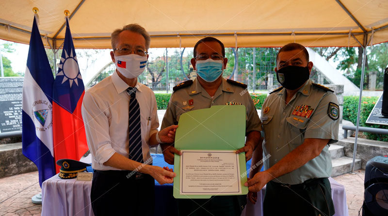 Embajador de la República de China (Taiwán), señor Jaime Chin-Mu Wu entregando becas a oficiales superiores y cadetes del Ejército de Nicaragua