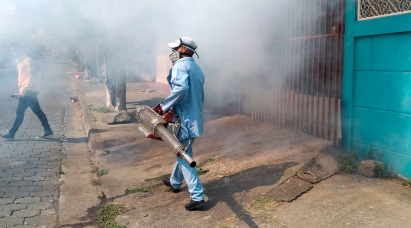 Brigadistas del Ministerio de Salud de Nicaragua fumigando las viviendas del barrio Domitila Lugo en Managua