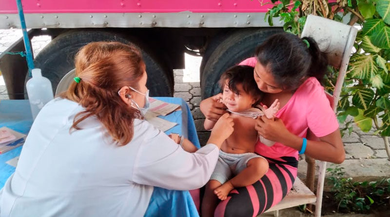 Personal médico del Ministerio de Salud de Nicaragua brindando consulta médica a habitantes del barrio El Recreo de Managua