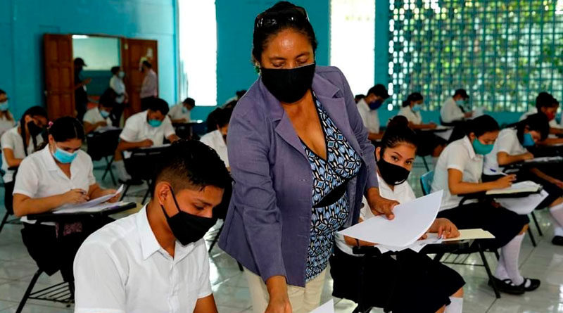 Maestra nicaragüense brindando clases a sus estudiantes e un aula de clase