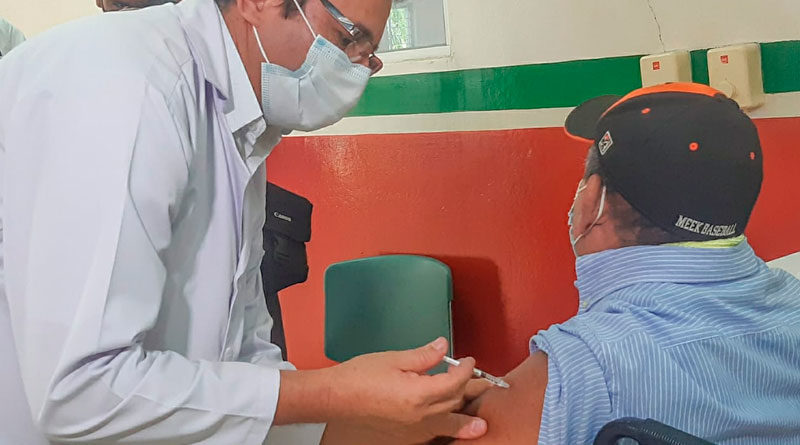 Personal médico del Ministerio de Salud de Nicaragua (MINSA) aplicando la vacuna contra el covid-19 a ciudadana en el Policlínico Iraní del Distrito VII de Managua.