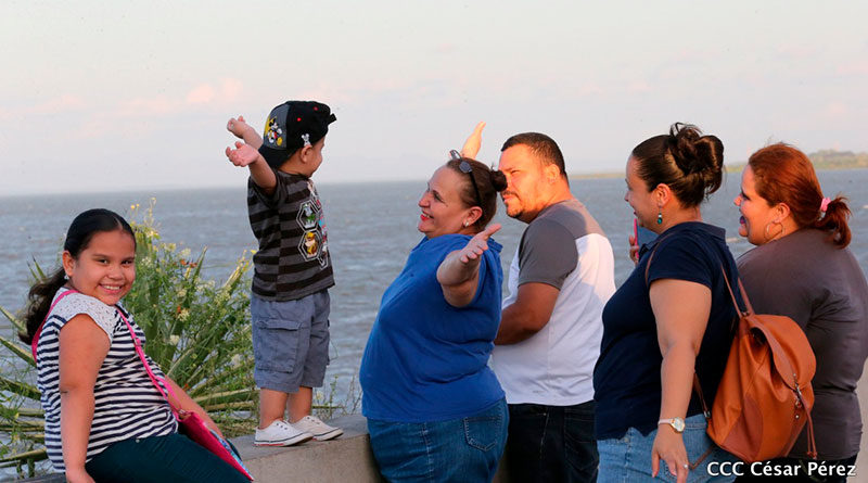 Nicaragüenses sonriendo y disfrutando en familia en el Puerto Salvador Allende de Managua, Nicaragua