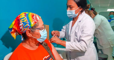 Personal médico del Ministerio de Salud de Nicaragua vacunando contra el Covid-19 a personas mayores de 60 años de edad en Managua
