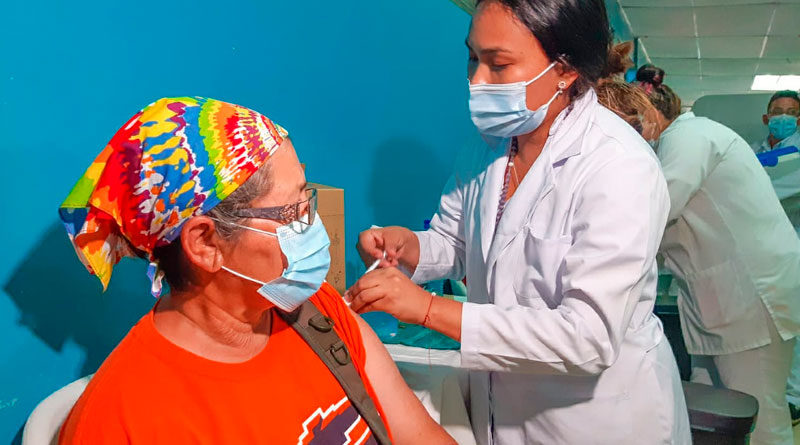 Personal médico del Ministerio de Salud de Nicaragua vacunando contra el Covid-19 a personas mayores de 60 años de edad en Managua