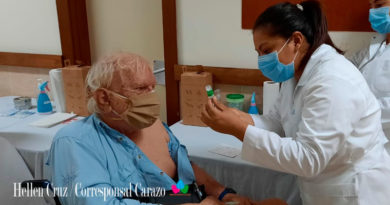 Personal médico del Ministerio de Salud de Nicaragua aplicando la vacuna contra el covid-19 en el departamento de Carazo, Nicaragua.