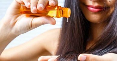 Mujer aplicando aceite en su cabello