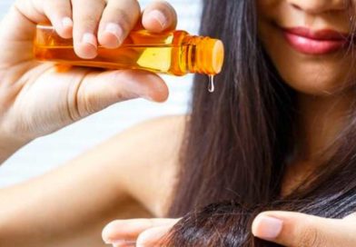 Mujer aplicando aceite en su cabello
