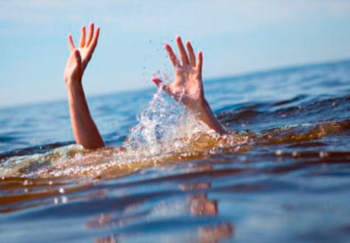 brazos de una persona saliendo del agua intentando no ahogarse