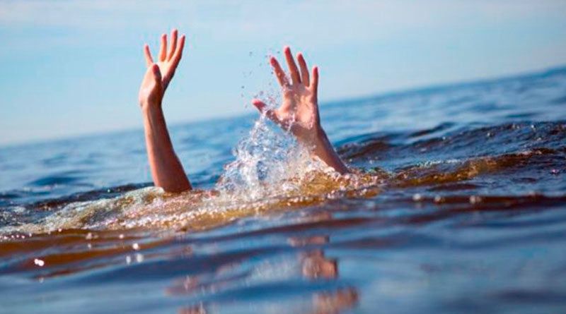 brazos de una persona saliendo del agua intentando no ahogarse