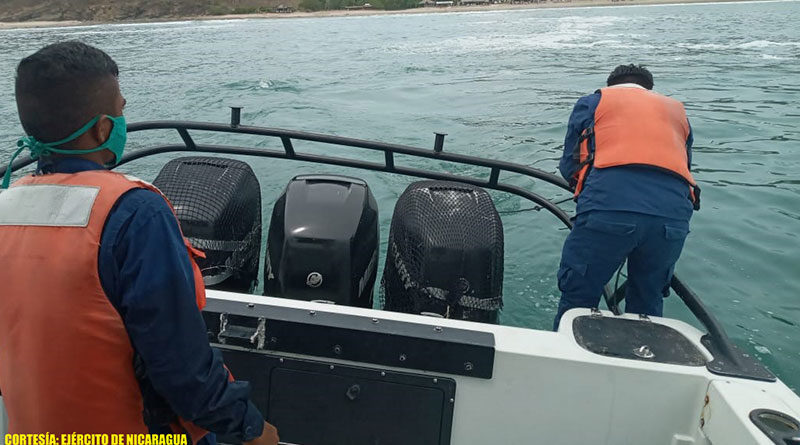 Efectivos de la Fuerza Naval del Ejercito de Nicaragua recuperando cuerpo sin vida en las aguas de San Juan del Sur