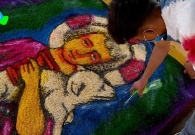 Una de las alfombras pasionarias realizada por un tradicionalistas leoneses en el Puerto Salvador Allende.