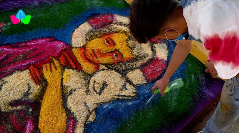 Una de las alfombras pasionarias realizada por un tradicionalistas leoneses en el Puerto Salvador Allende.