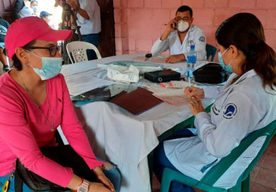 Doctores del Hospital Lenin Fonseca brindando consulta medica en el barrio Batahola Norte