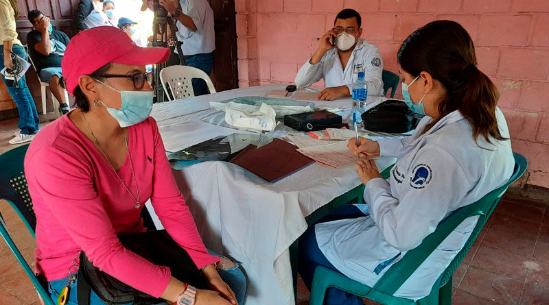 Doctores del Hospital Lenin Fonseca brindando consulta medica en el barrio Batahola Norte