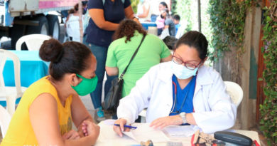Personal medico del Ministerio de Salud brindando consulta médica en el barrio Bertha Calderón en el Distrito III de Managua