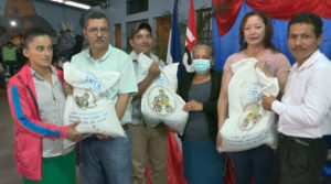 Representantes del Instituto Nicaragüense de Tecnología Agropecuaria (INTA) entregando bonos tecnológicos a productores de café en Nueva Segovia