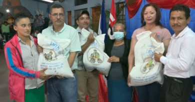 Representantes del Instituto Nicaragüense de Tecnología Agropecuaria (INTA) entregando bonos tecnológicos a productores de café en Nueva Segovia