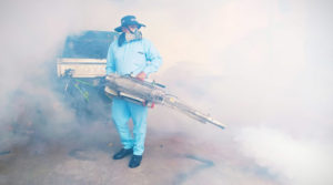Brigadista del MINSA durante la fumigación realizada en el distrito IV de Managua