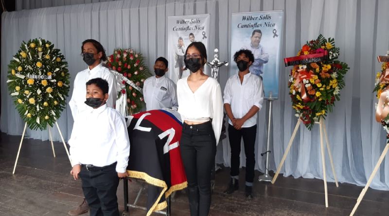 Familia del artista de Nicaragua Wilber Solís "Cantinflas Nica" rindiendo guardia de honor frente a su feretro