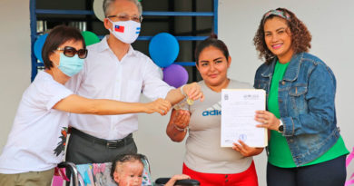 Representantes de la Alcaldía de Managua y embajada de Taiwán en Nicaragua, entregando las llaves de la nueva Vivienda Digna a la protagonista.