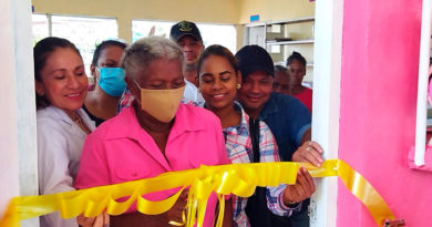 Doctora Sonia Castra, Ministra Asesora presidencial para temas de Salud junto a comunitarios de Karatá en el municipio de Puerto Cabezas, inaugurando la reconstrucción del centro de salud