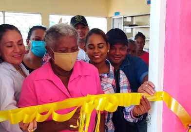 Doctora Sonia Castra, Ministra Asesora presidencial para temas de Salud junto a comunitarios de Karatá en el municipio de Puerto Cabezas, inaugurando la reconstrucción del centro de salud