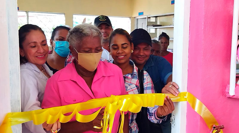 Doctora Sonia Castra, Ministra Asesora presidencial para temas de Salud junto a comunitarios de Karatá en el municipio de Puerto Cabezas, inaugurando la reconstrucción del centro de salud