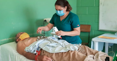 Médica del MINSA atiende a paciente en el centro de salud Roger Osorio