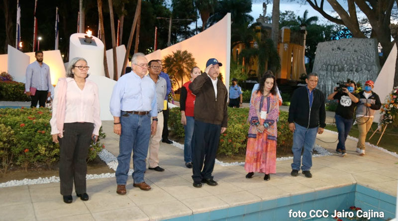 Comandante Daniel y Compañera Rosario rinden homenaje al Comandante Tomás Borge