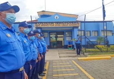 Oficiales en fila frente a la Comisaría de la Mujer en el municipio de Matiguás, Matagalpa.
