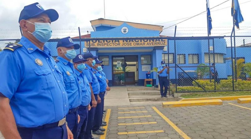 Oficiales en fila frente a la Comisaría de la Mujer en el municipio de Matiguás, Matagalpa.