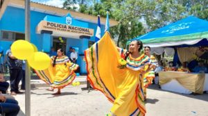 Jóvenes con trajes tradicionales amarillos realizan bailes folklóricos frente a la nueva Comisaría de la mujer en Santa Rosa del Peñón