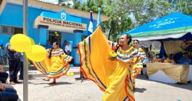 Jóvenes con trajes tradicionales amarillos realizan bailes folklóricos frente a la nueva Comisaría de la mujer en Santa Rosa del Peñón